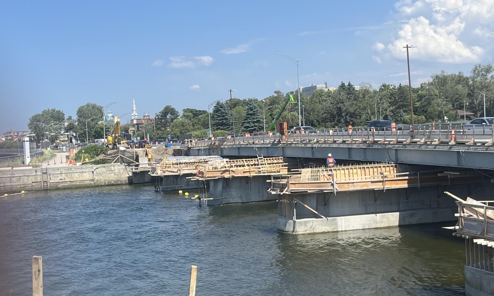 Patience aux abords du pont de la rivière Rimouski